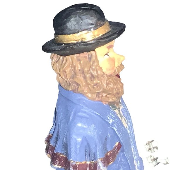 Cedar Creek Christmas Gentleman Caroler with Box - Picture 5 of 13